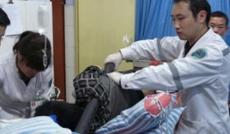 Sống sót kì diệu sau khi rơi từ tầng 5, bị cột đèn đường đâm xuyên người